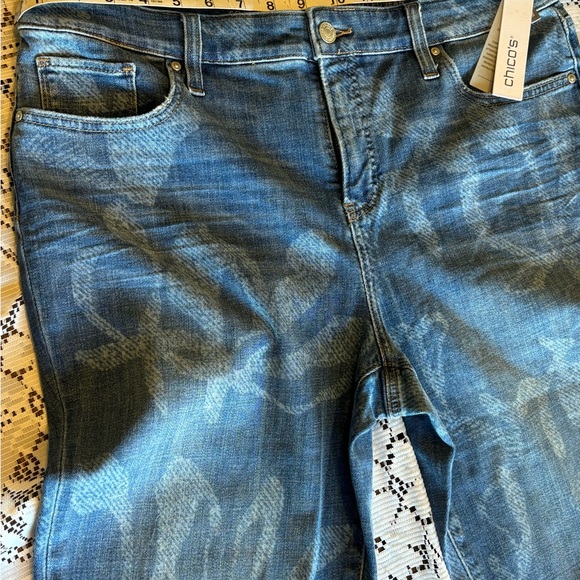 NWT Chico’s Newberry Indigo 2R So Slimming Girlfriend Slim Leg Jeans Trendy - Picture 5 of 15